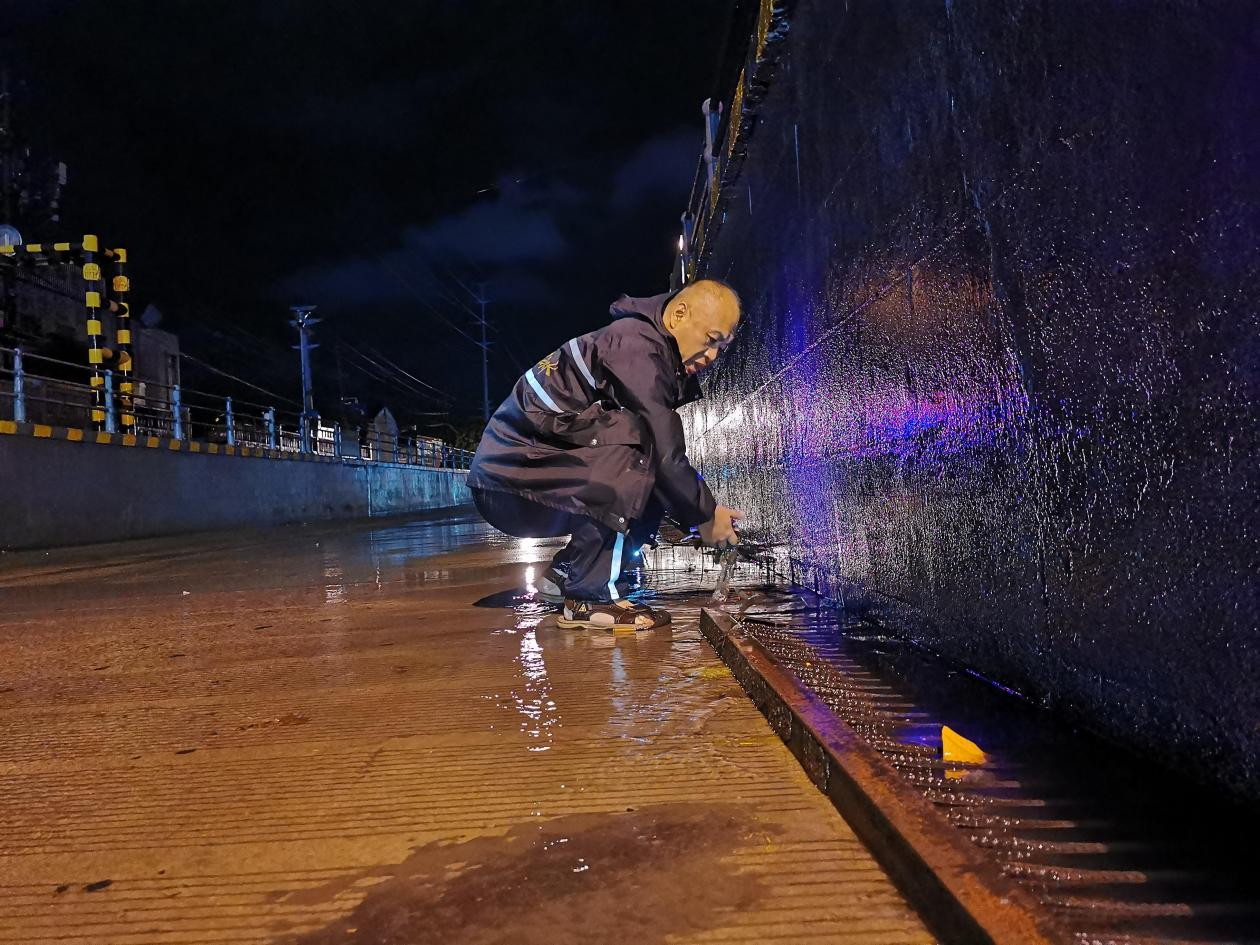 深夜立交桥下排水