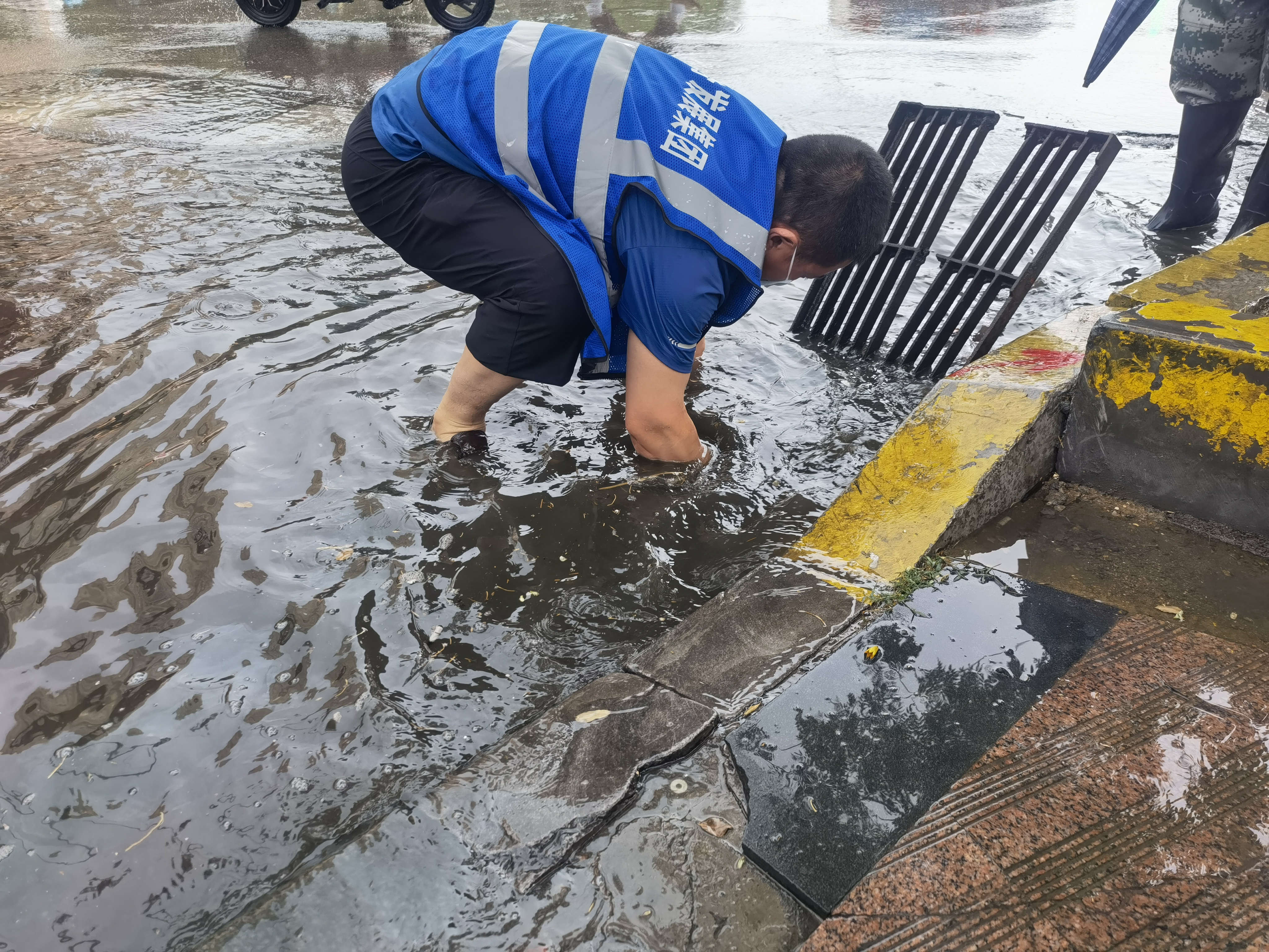 雨后徒手清理雨水篦子加快排水