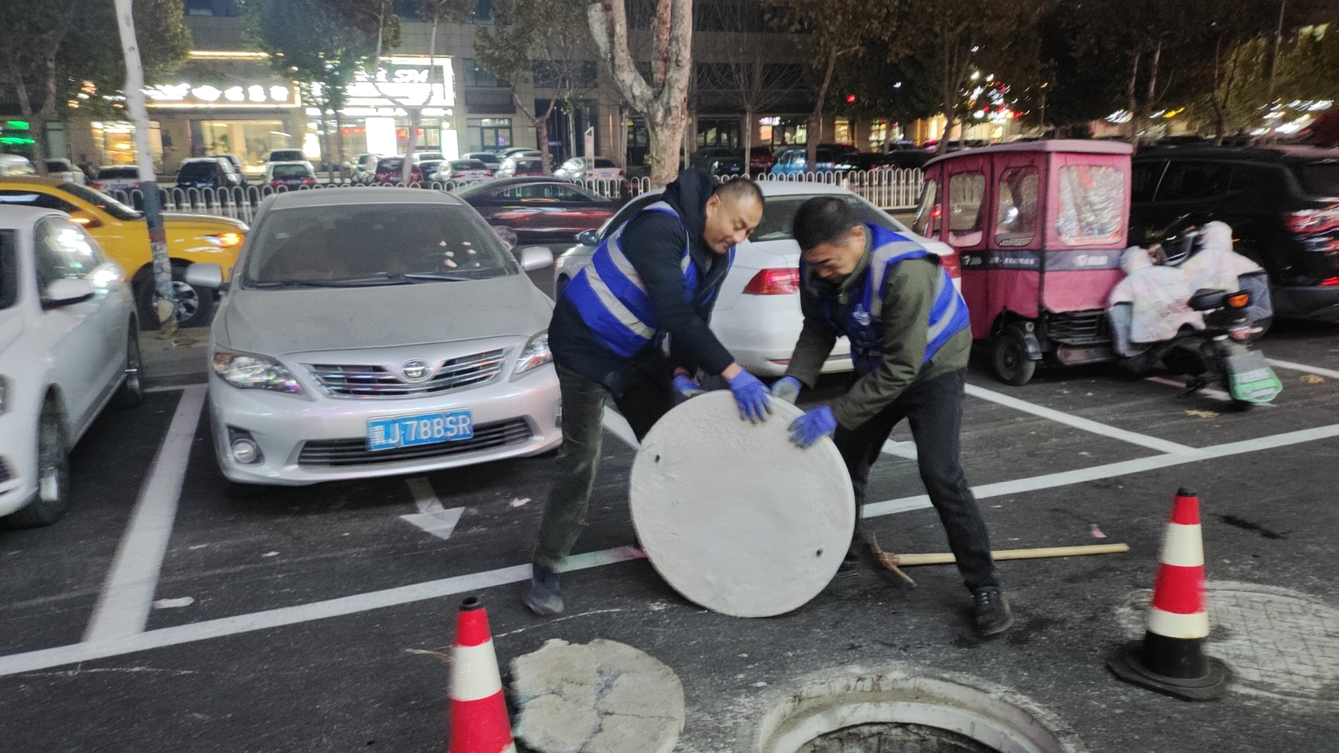 检修更换破损井盖