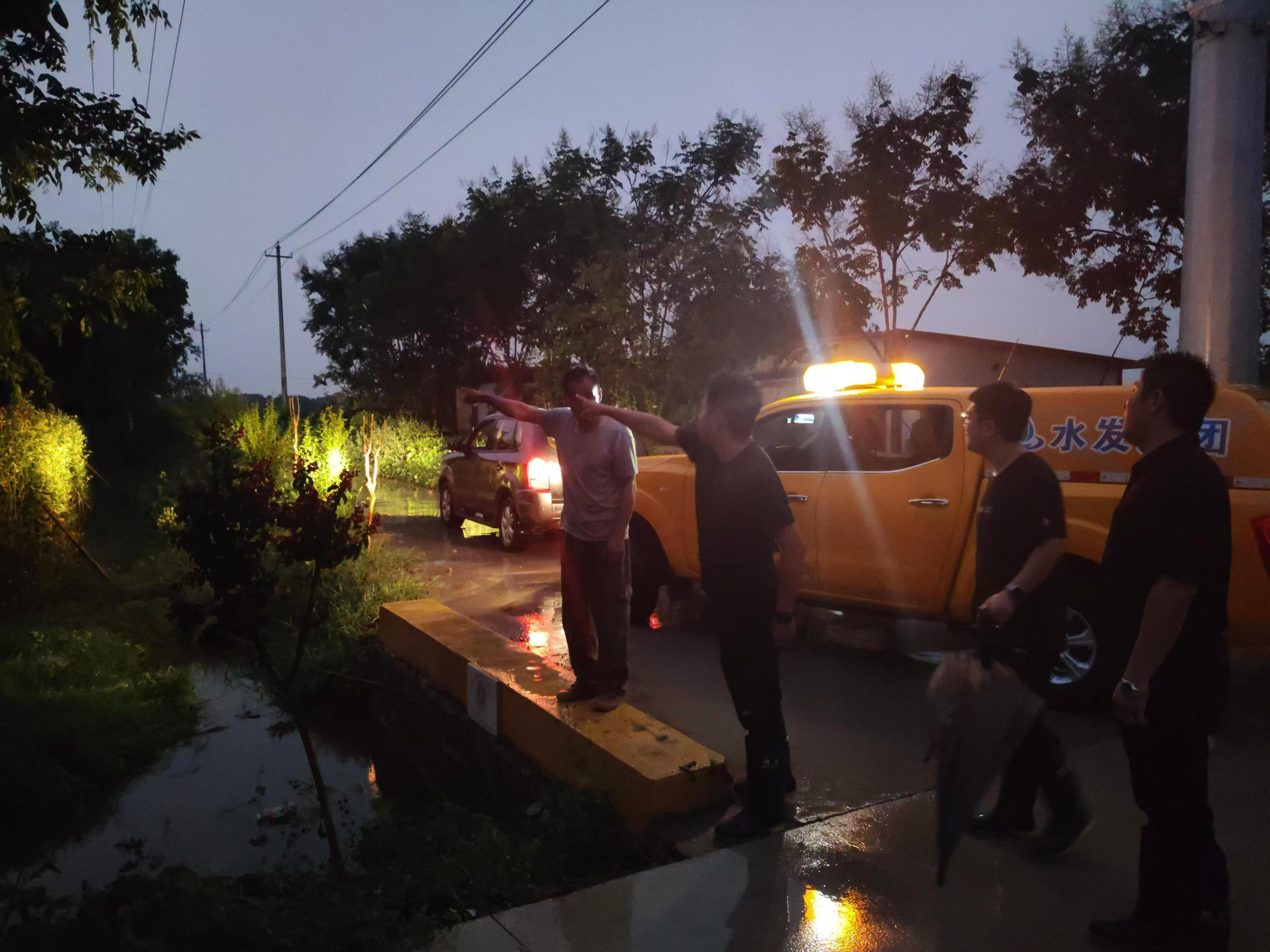 南水北调加压泵站供电专线雨后巡查