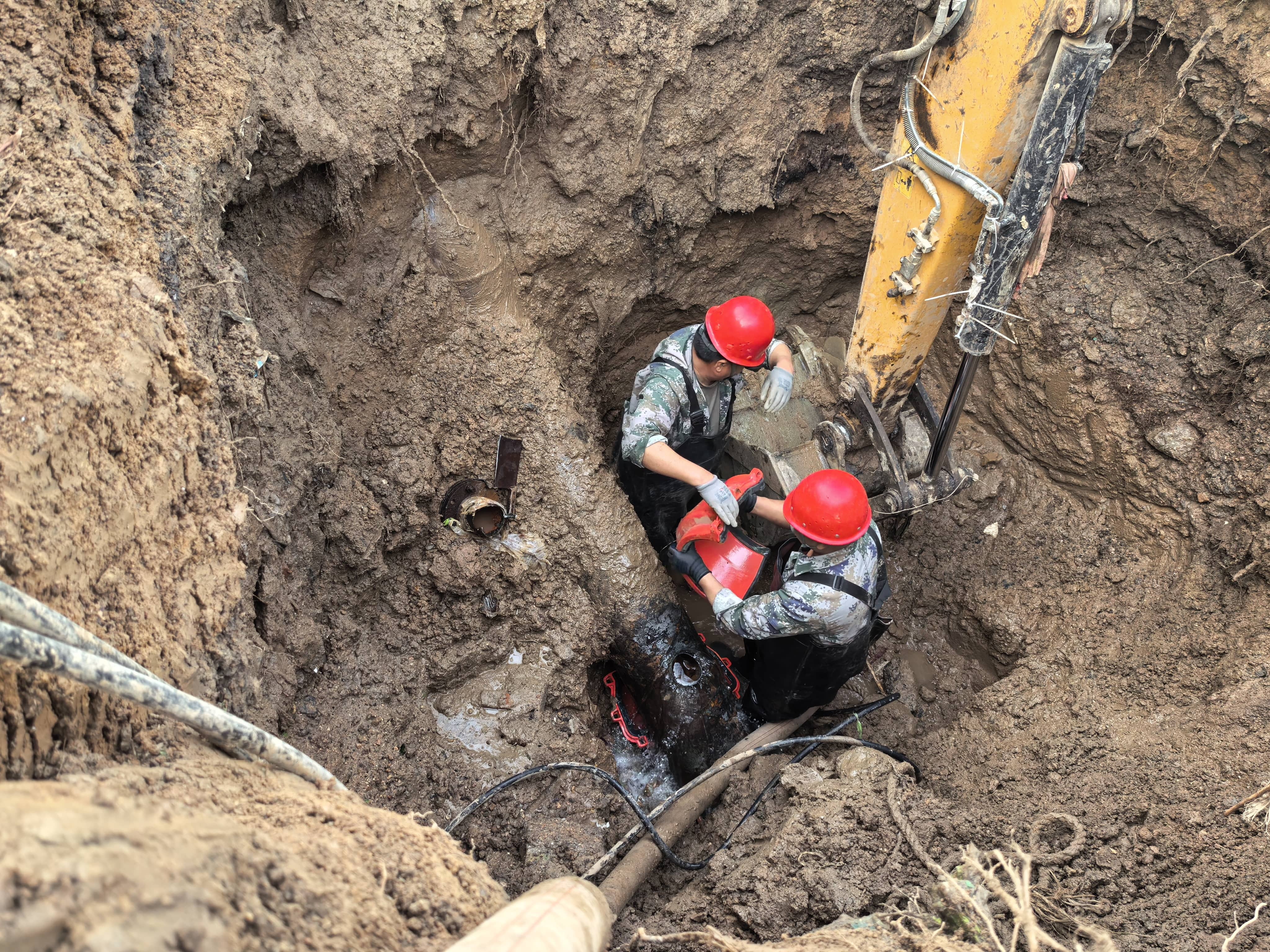 鲁班大道与解放路口东北角300主管道抢修