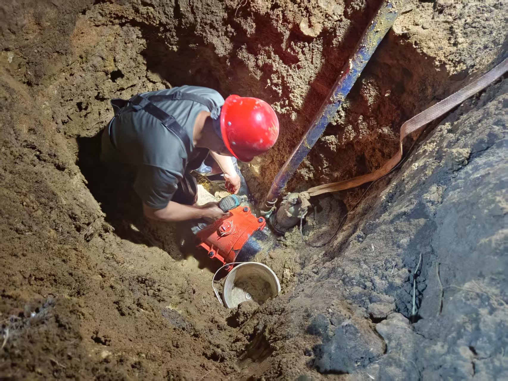 人和蓝湾18号楼DN200主管道抢修