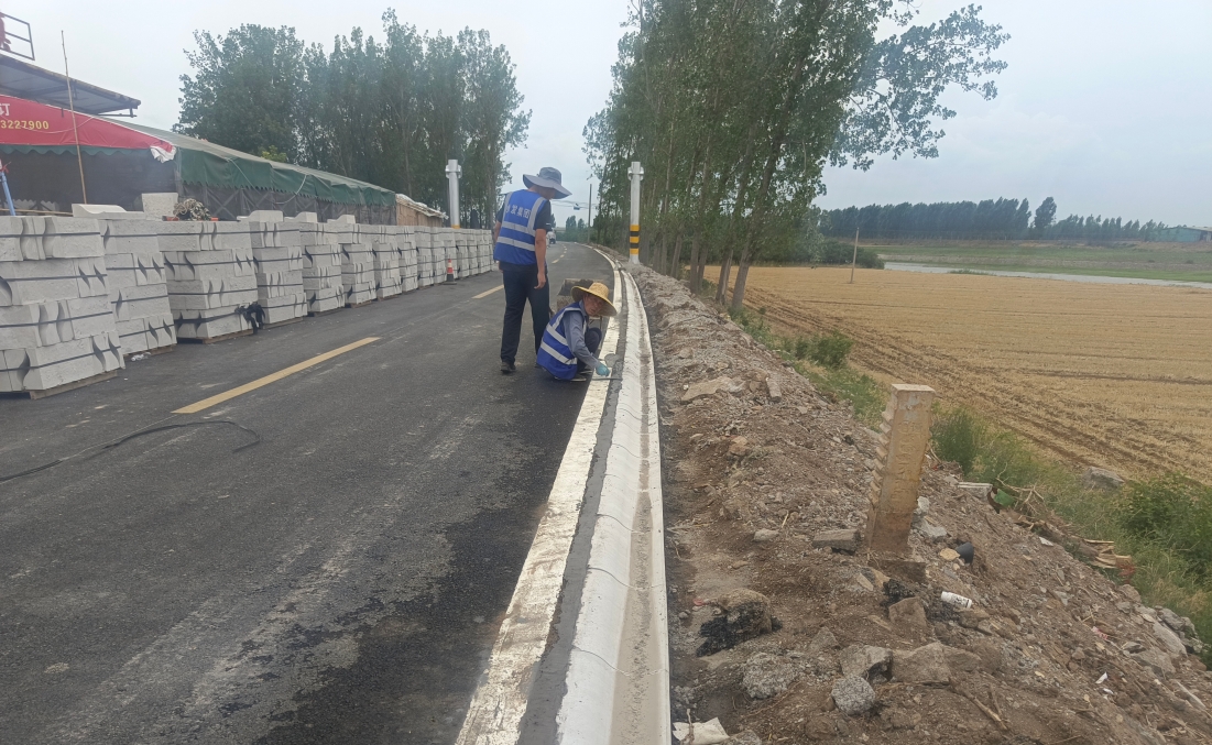 十字河堤顶道路路沿石砌筑