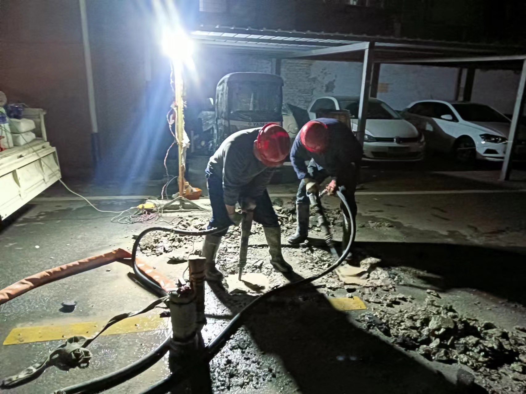 教育局宿舍1号楼供水主管道维修