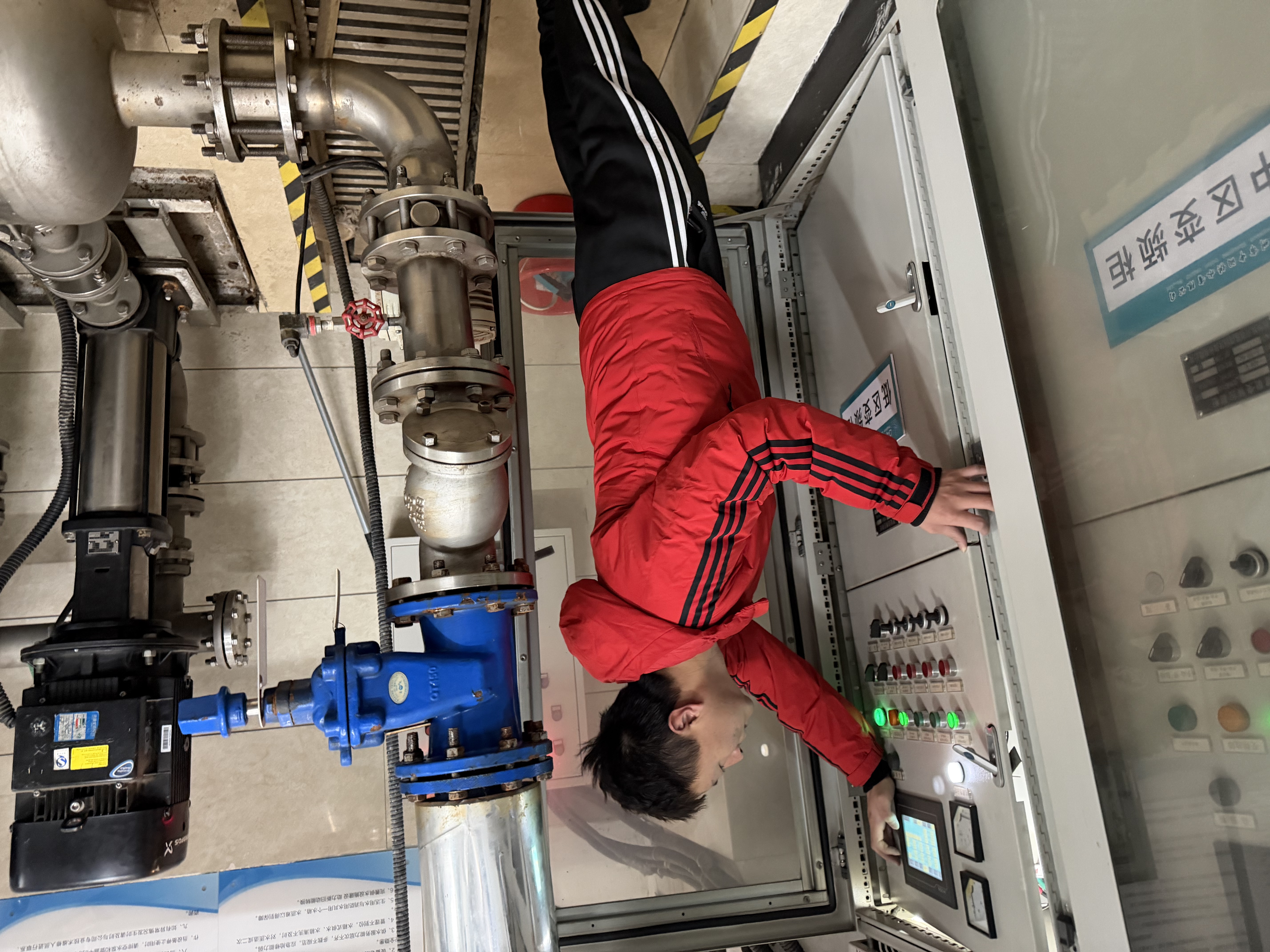 应急处置金河湾A区二次加压设备故障