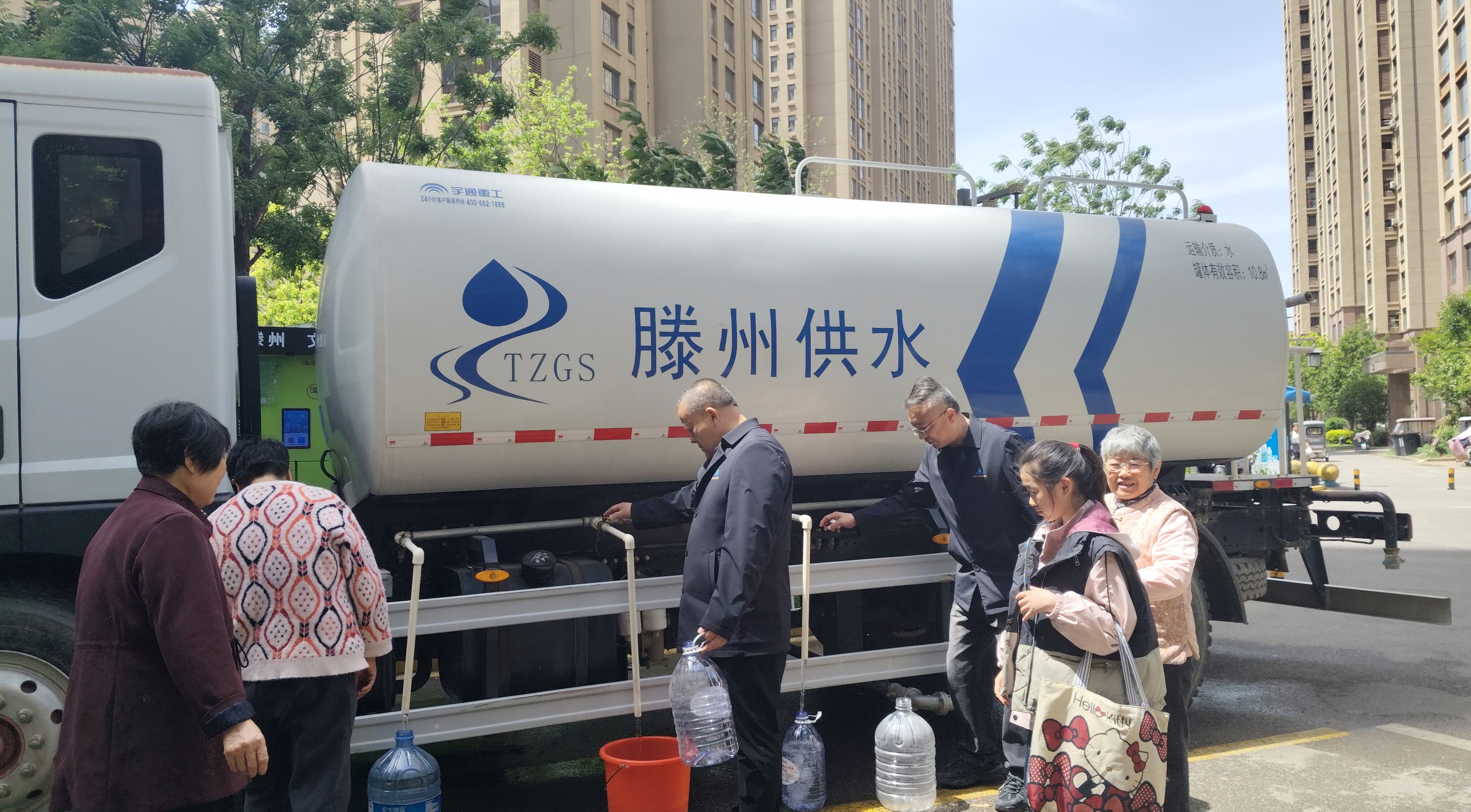 中润公司到墨香圣府小区开展应急送水服务