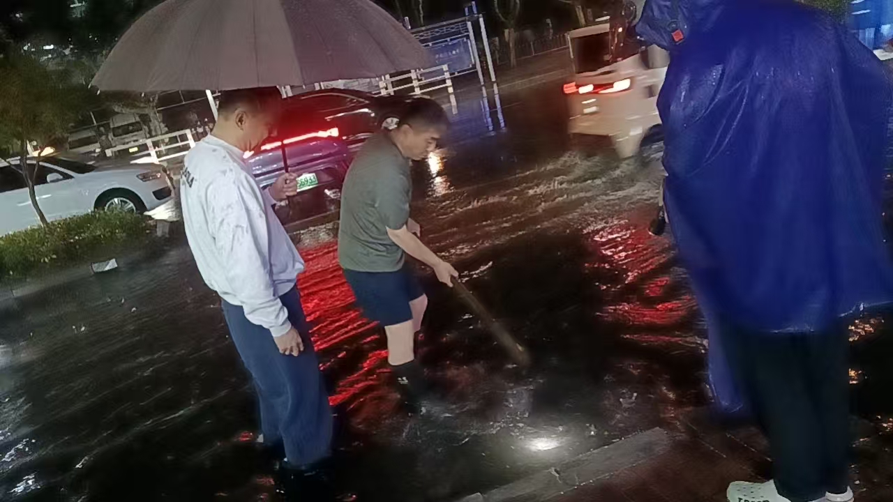 汇通排水公司开展学院路积水清排工作