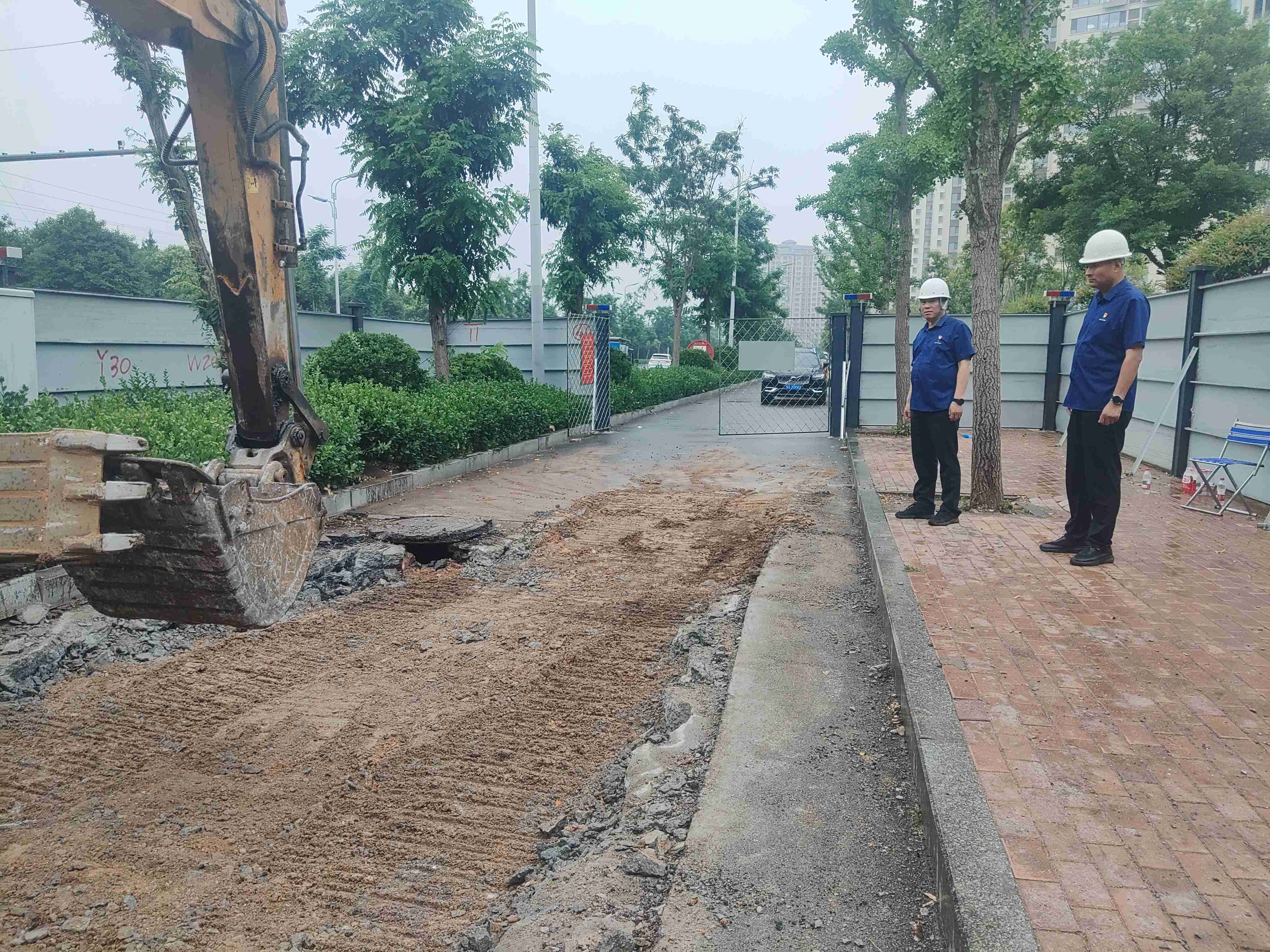 龙泉路与善南路交叉口积水点管沟开挖