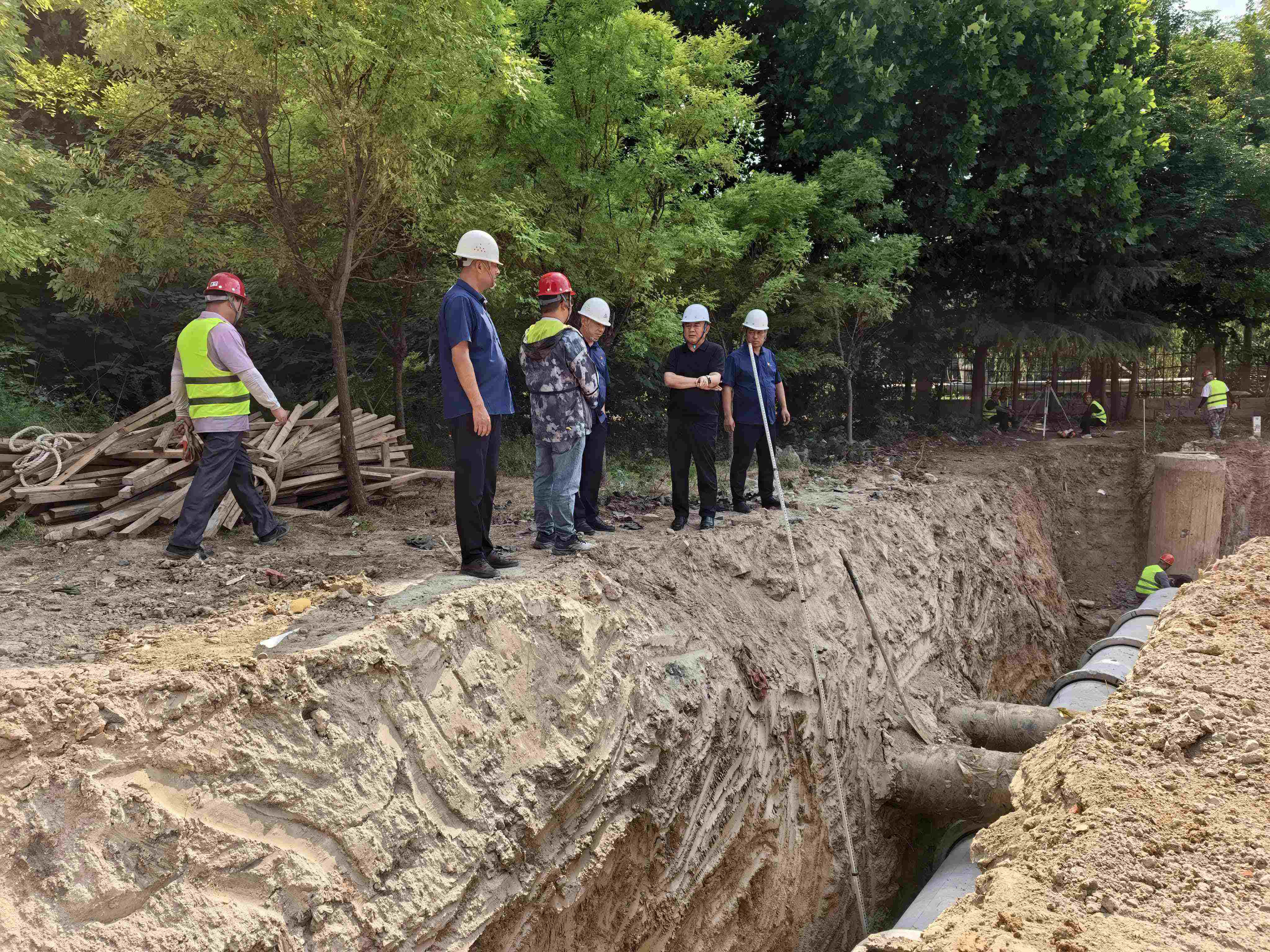 汇通排水公司督导查看善南路、鲁班大道积水点改造施工进展情况