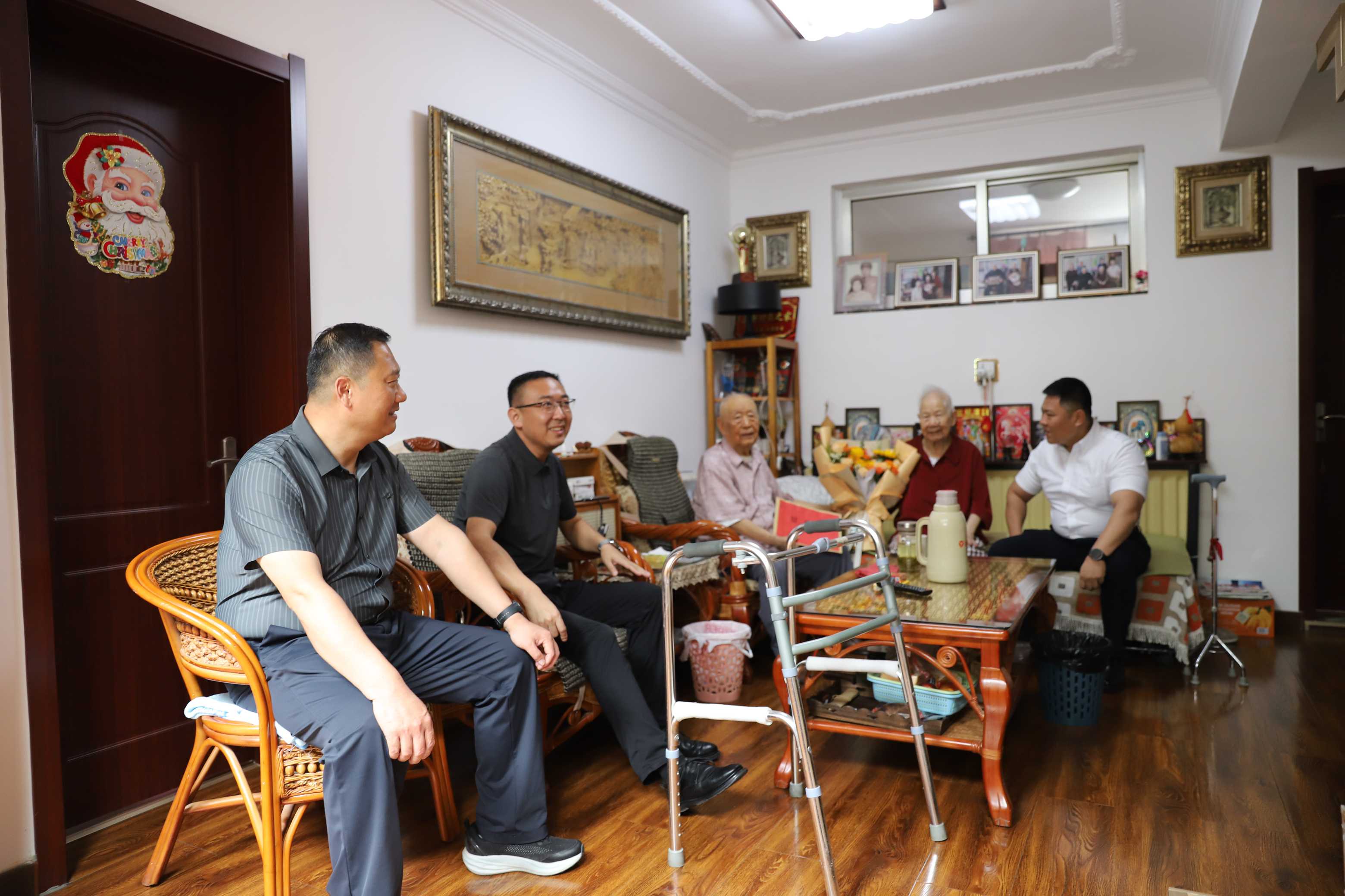 【集团动态】致敬峥嵘岁月 赓续红色初心——市水务发展集团党委“七一”前夕开展走访慰问离休干部暨“光荣在党50年”纪念章颁发活动