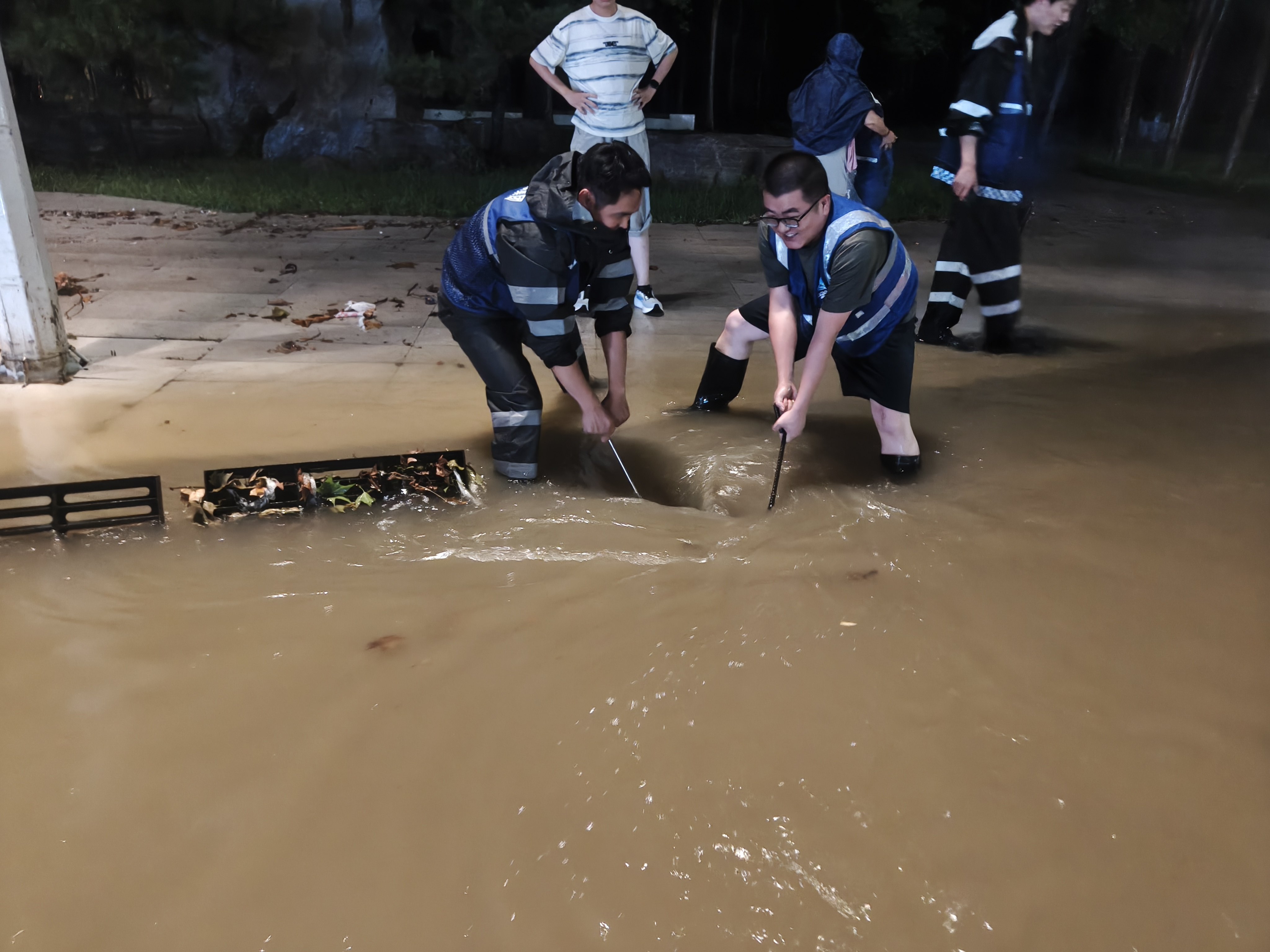 抢排积水