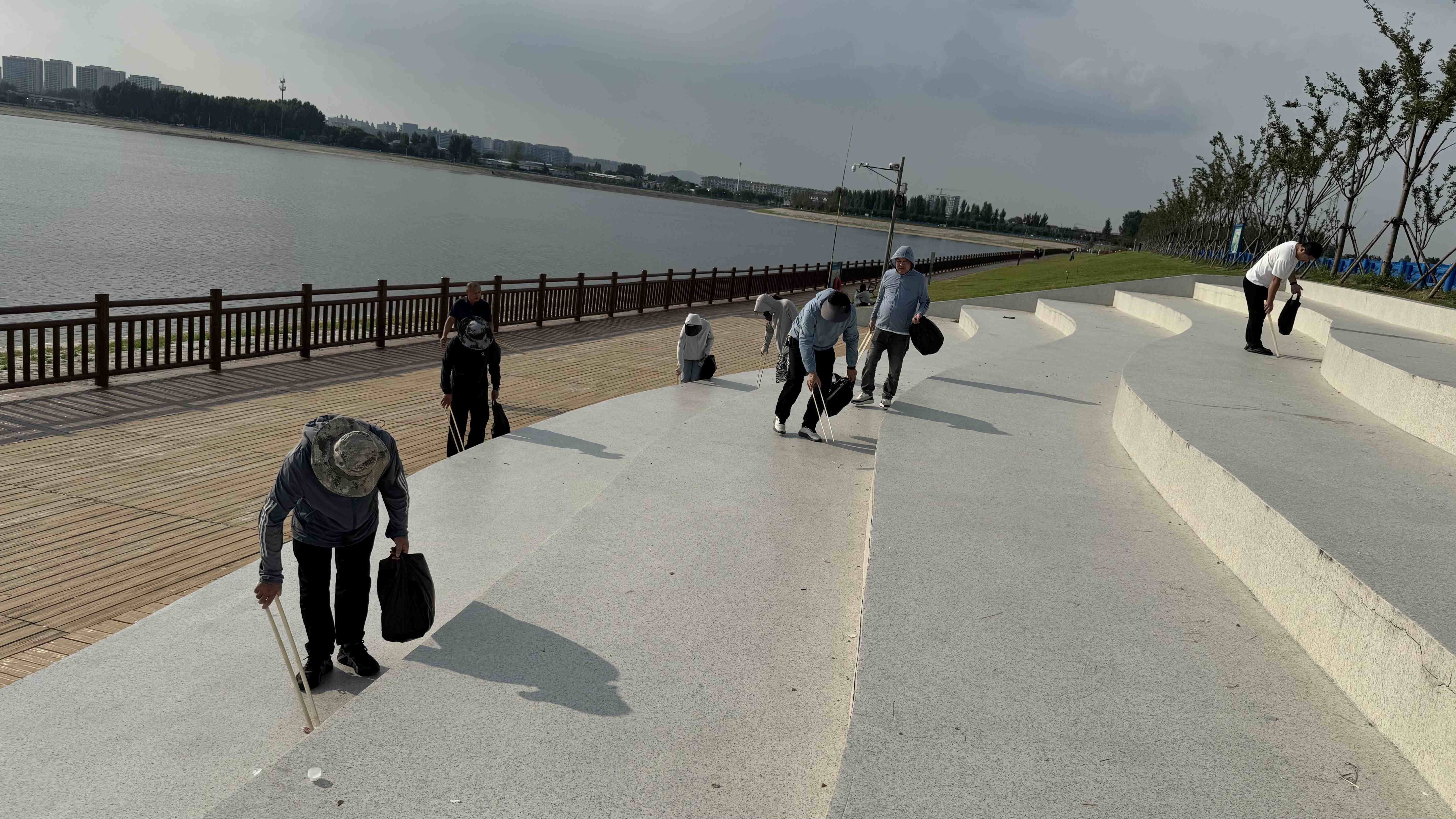 中辉公司开展“捡拾细碎文明 守护一城湖景”志愿清扫活动.jpg