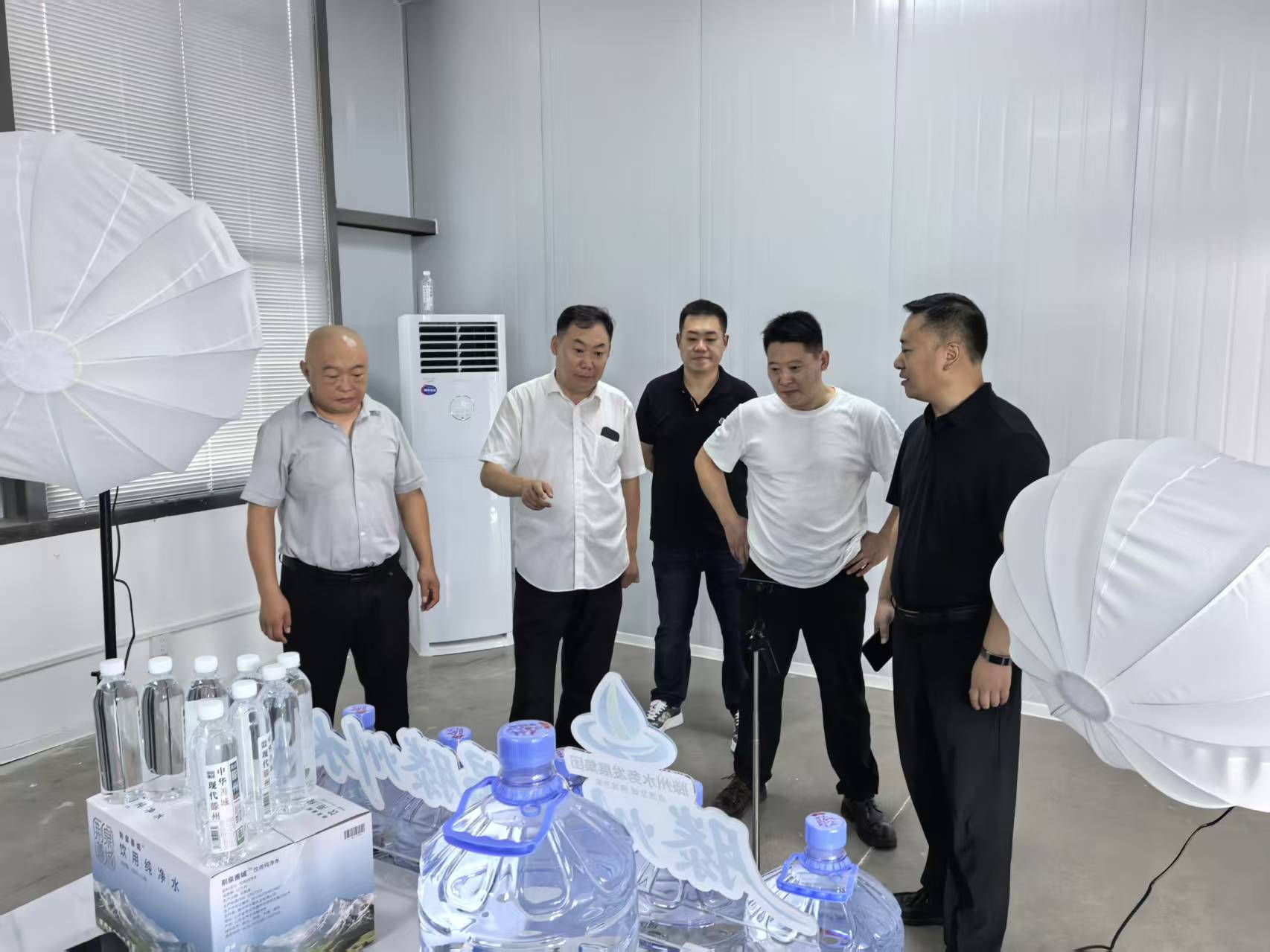 滕州百业联盟到中晟公司考察瓶装水项目.jpg