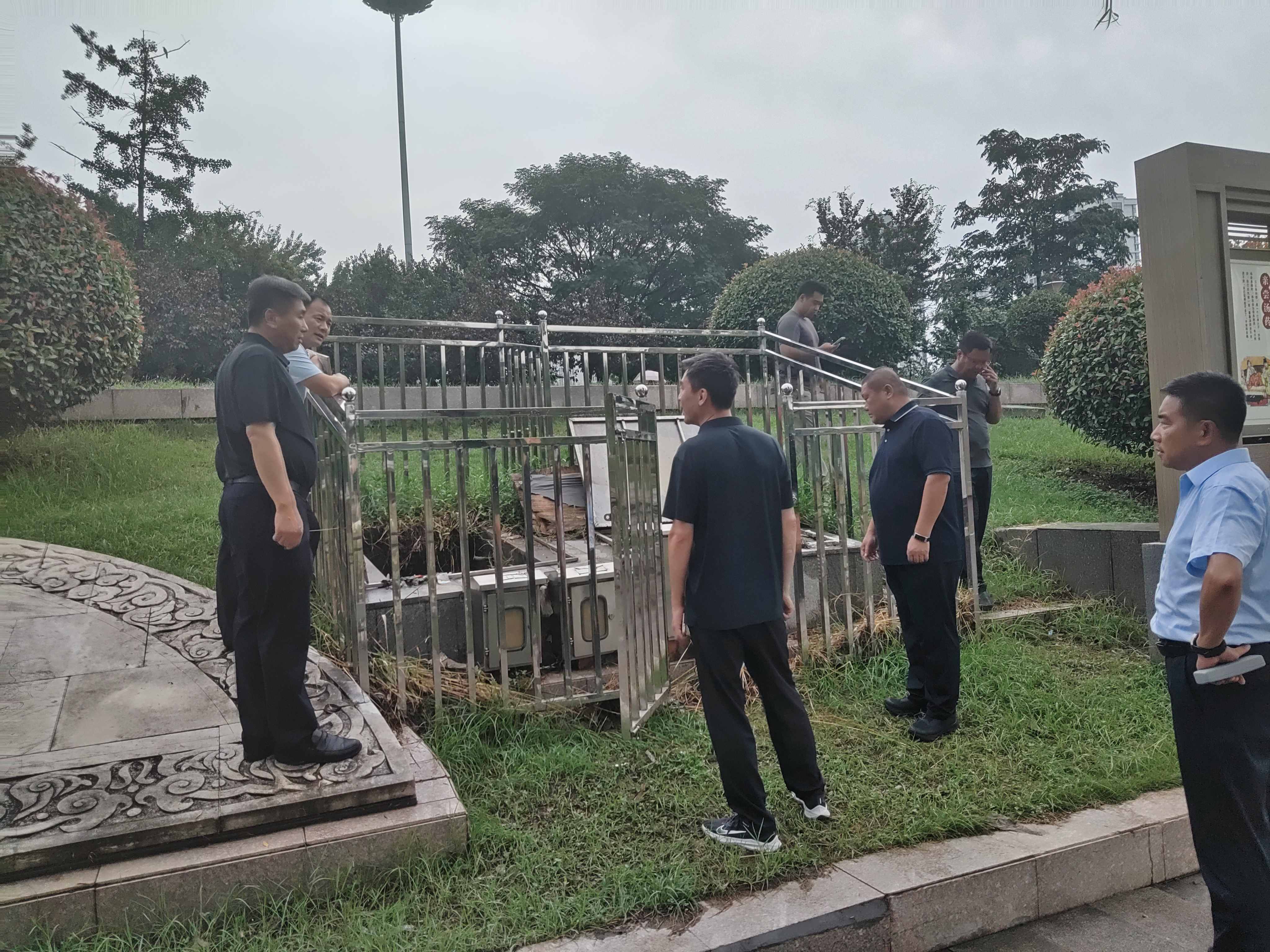 汇通公司会同城建集团研判龙泉广场荷花池排水事宜